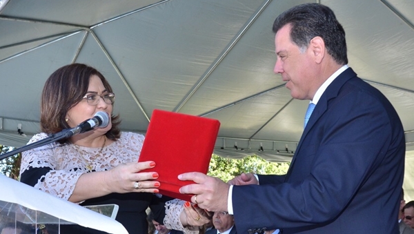 Prefeita Selma Bastos entrega homenagem ao governador Marconi Perillo | Foto: Eduardo Ferreira 