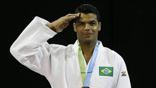 Luciano Corrêa, judoca, foi um dos medalhistas a bater continência