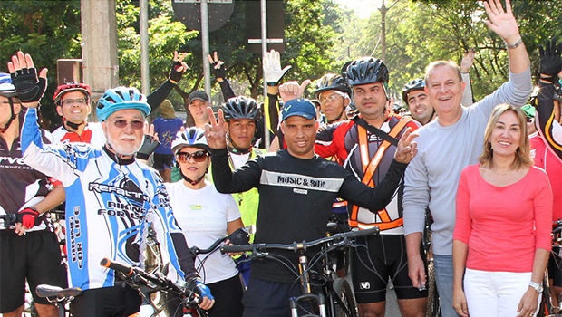 Nelcivone Melo (à esq.) e Paulo Garcia em inauguração de ciclofaixa | Foto: Edilson Pelikano