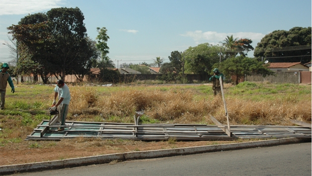 Retirada de outdoors na região Macambira Anicuns | Divulgação: Prefeitura de Goiânia