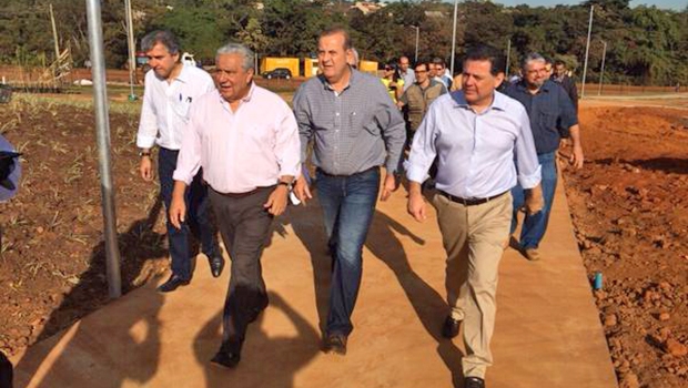 Paulo Garcia (centro) e Marconi Perillo durante visita ao Puama | Foto: Reprodução/Prefeitura de Goiânia