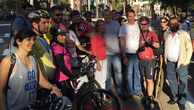 Prefeito Paulo Garcia (PT) posa para foto durante lançamento da ciclofaixa | Foto: Alexandre Parrode