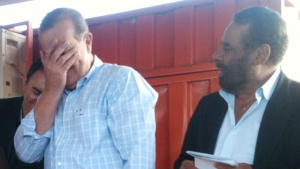 Paulo Garcia cobre o rosto após errarnome de aliado pela segunda vez | Foto: Marcello Dantas/Jornal Opção Online