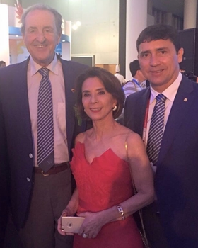 Presidente da International University Sports Federation (Fisu), o francês Jean Claude-Louis; presidente da Confederação Brasileira de Desporto Universitário (CBDU), Luciano Cabral; ladeiam a secretária Raquel Teixeira | Foto: reprodução / Facebook 