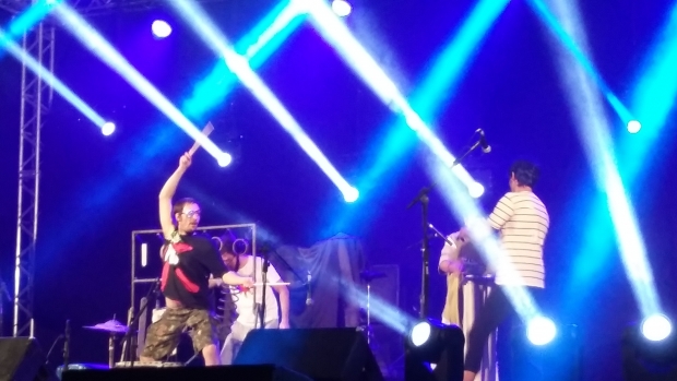 Com utilização de material reciclável -- como garrafas de vidro e galões de água -- como instrumento, grupo tem proposta que se une ao festival | Foto: Sarah Teófilo