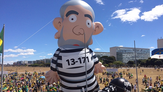 Boneco inflável de Lula durante manifestação em Brasília: o escárnio do povo pode ser bem-humorado