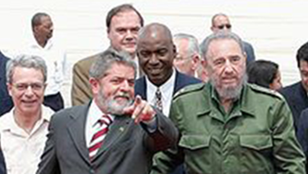Frei Betto, Fidel Castro e Lula: brasileiros sempre contentes ao lado do encanecido ditador de Cuba