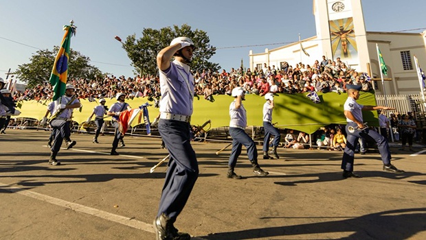 Um desfile cívico-militar marcou o 108º aniversário da cidade goiana