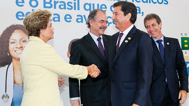 Presidente cumprimenta Maguito, que representava a Frente Nacional dos Prefeitos | Foto: Roberto Stuckert Filho
