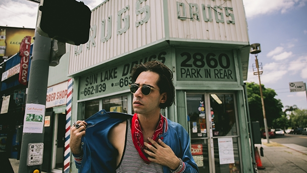 Thiago Pethit: “O mercado só está interessado no novo quando ele se torna velho. A música independente é onde surge o novo e, por isso, é tão importante que exista valorização desta cena no Brasil e no mundo”