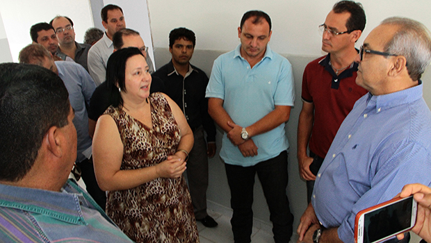 Prefeito Jânio Darrot (à dir.) antes de sair para inspecionar as obras realizadas pela prefeitura