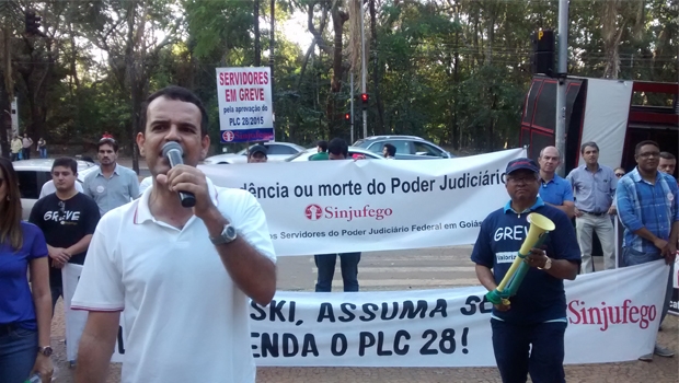 Manifestantes na porta do TJGO | Foto: Laura Machado