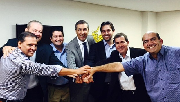 Lideranças de várias siglas apertam as mãos em convergência: por enquanto, a paz reina no cenário político anapolino