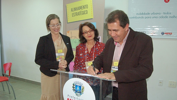 Prefeito João Gomes durante assinatura do termo de cooperação