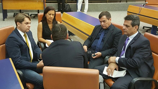 Bruno Peixoto (esq) em reunião com parte da bancada do PMDB na Câmara | Foto: Divulgação