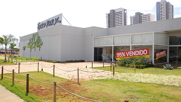 Europark, mesmo sob investigação, mostra em seu estande de vendas que está com 95% da primeira torre vendida. Empresário Juan Angel será ouvido pela CEI