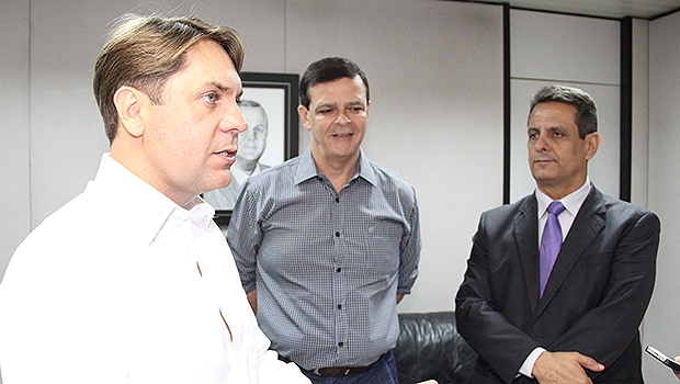 Bruno Peixoto (à esq.), Paulo Borges e Denício Trindade no Paço Municipal | Foto: Humberto Silva/Divulgação