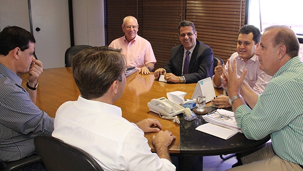 Paulo Garcia (à dir.) em reunião com peemedebistas | Foto: Humberto Silva/Divulgação