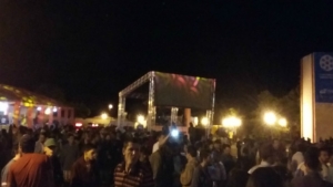 Público na praça de eventos Beira Rio | Foto: Sarah Teófilo