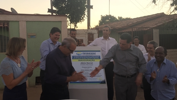 Governador Marconi Perillo cumprimenta o prefeito Jânio Darrot pela entrega das obras | Foto: Alexandre Parrode / Jornal Opção 