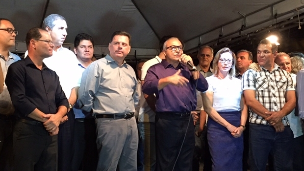 No palco, prefeito Jânio Darrot enaltece parcerias como melhor maneira para se governar | Foto: Alexandre Parrode / Jornal Opção 