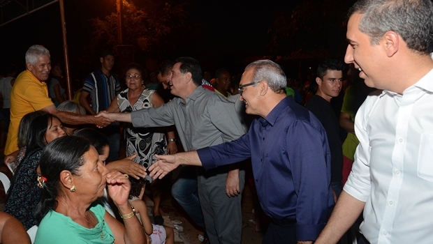 O governador Marconi Perillo, o prefeito Jânio Darrot e o vice-governador, José Eliton, cumprimentam populares que participaram da reunião | Foto: Mantovani Fernandes 