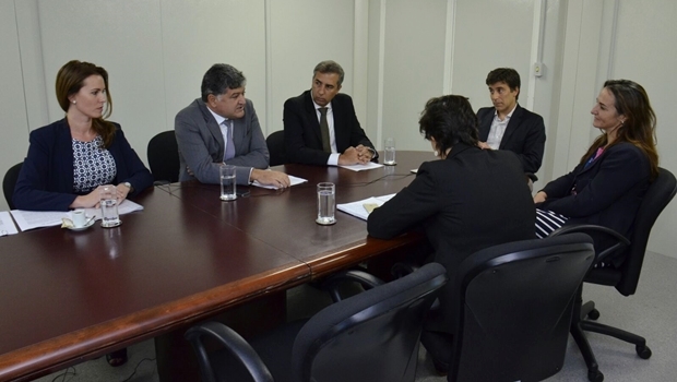 Vice-governador José Eliton durante reunião com integrantes do BID, em Brasília | Foto: Marcos Prado 