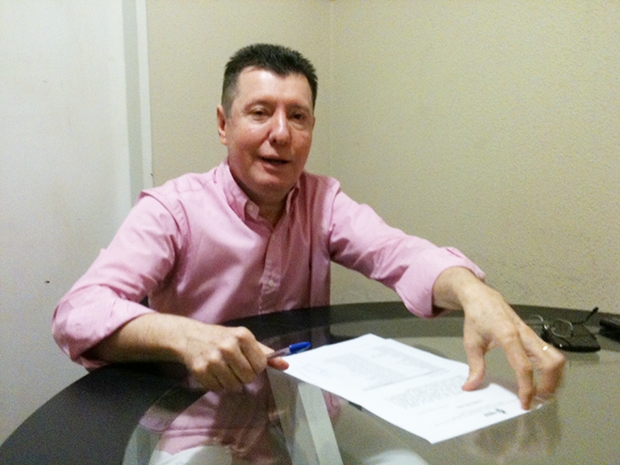 José Nelto protocola pedido de expulsão no diretório | Foto: Marcello Dantas