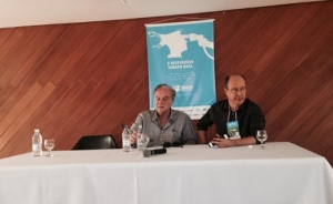 Arnaldo Jabor e Lisandro Nogueira em Fórum de Cinema do Fica | Foto: Twitter/ comunicação