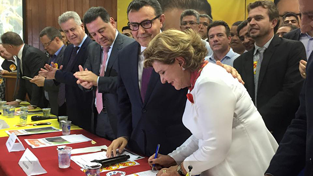 Senadora Lúcia Vânia durante assinatura de ficha de filiação | Foto: PSB Goiás/ Facebook