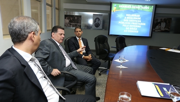 Governador discute plano com vice, José Eliton, e secretário Thiago Peixoto | Foto: Henrique Alves