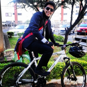 Matheus Monteiro usa a bike para se deslocar de casa até o trabalho. "De dez motoristas, sete não respeitam", conta | Foto: Álbum pessoal