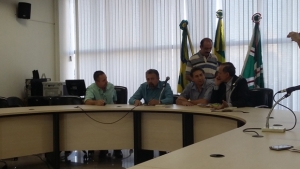 Vereadores aguardando a chegada da secretária Neyde, adiada das 15 horas para as 17 horas, e com um atraso de meia hora | Foto: Sarah Teófilo / Jornal Opção