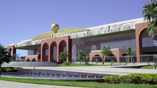 A estrutura do Executivo tocantinense tem 19 secretarias, além das agências e autarquias. Para o líder Paulo Mourão, bastariam 10 pastas