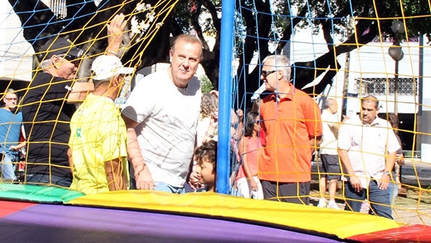 Prefeito Paulo Garcia durante Domingo no Centro nesta manhã | Foto: Edilson Pelikano