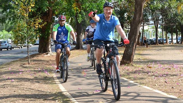 Paulo Garcia e primeira-dama receberam dicas de como pedalar na capital | Foto: Divulgação/Bike Anjos Goiânia