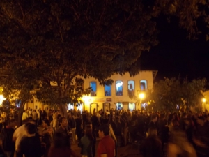 Praça do Coreto durante a noite de sexta-feira (16) | Foto: Sarah Teófilo