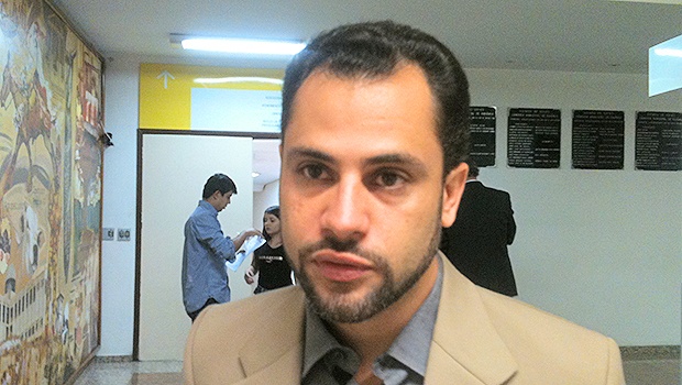 "Não dependemos de grupo A ou B", diz deputado Simeyzon | Foto: Marcello Dantas/Jornal Opção Online