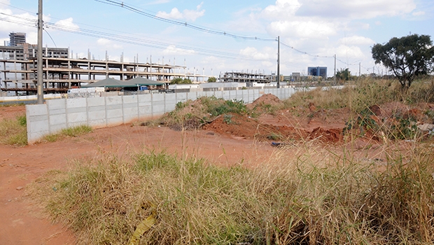 Terreno ao lado de onde está sendo construída a nova sede da Assembleia Legislativa de Goiás (ao fundo, o Paço Municipal) pertence à Orca Construtora, do senador Wilder Morais: não há sinais de obra no local