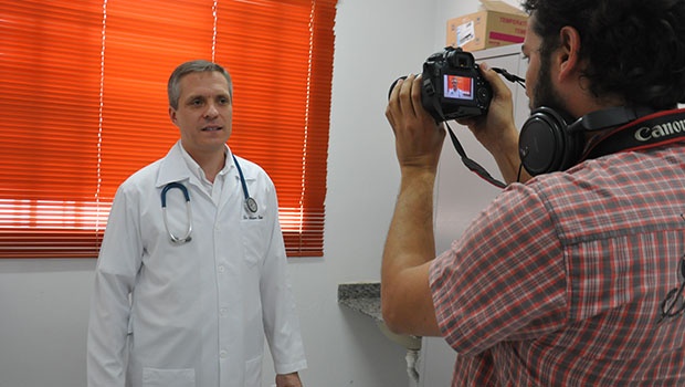 Médico gaúcho Adriano Raiter, formado na Espanha, atua em Trindade: “Foi minha chance de voltar ao meu País”