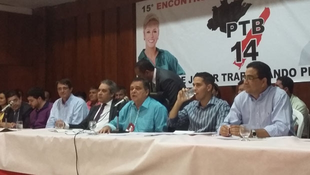 Ao centro, de azul, o presidente do PTB em Goiás, Jovair Arantes, e ao lado o secretário Henrique Tibúrcio | Foto: Sarah Teófilo/ Jornal Opção Online