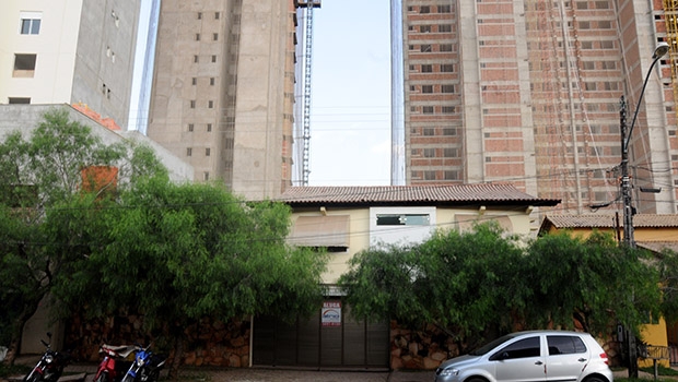 A casa de Cláudia (que preferiu não fazer fotos), na Rua 1.140: quadra tomada por torres de alto padrão