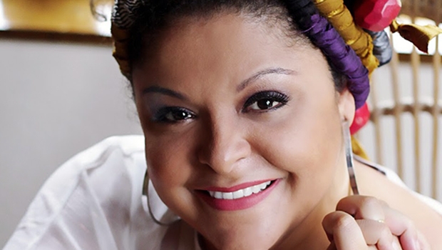 Com cinco trabalhos gravados, dentre eles um DVD, a premiada cantora de samba está em estúdio, atualmente, trabalhando no já intitulado “Partir”