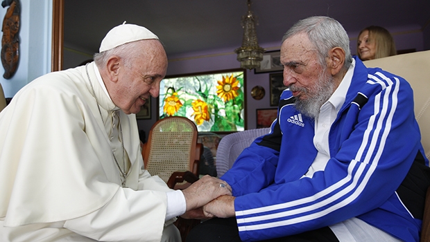 Fidel Castro e o papa Francisco: note sua roupa-uniforme da Adidas