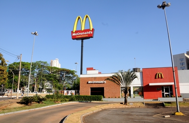Fachada do McDonald's na antiga Praça do Ratinho -- vai virar prédio | Foto: Renan Accioly / Jornal Opção 