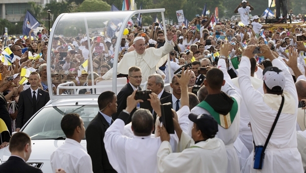 Papa Francisco é recebido na Praça | Foto: Ismael Francisco