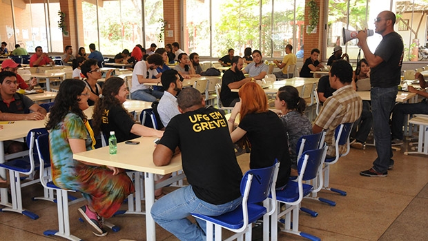 Em aula pública como ato de greve, professores e alunos ouvem fala do militante e mestrando Fernando Viana | Renan Accioly/jornal Opção