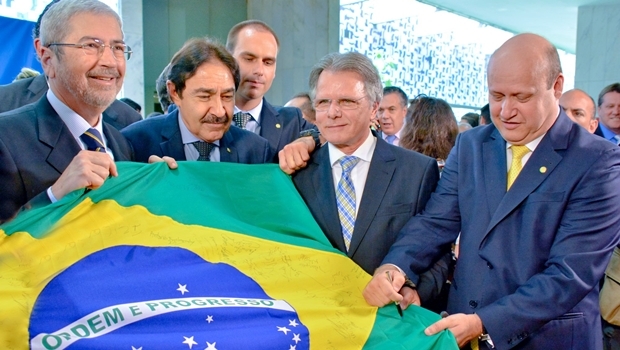 Deputado Célio Silveira assina bandeira do Brasil | Foto: reprodução / Facebook 