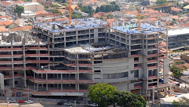 Megaempreendimento comercial na Av. Portugal: um prédio muda uma via