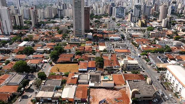 Do alto de uma das torres, uma visão geral de um dos quadrantes do Setor Marista: sobrados e casarões são demolidos para dar lugar a torres gigantes